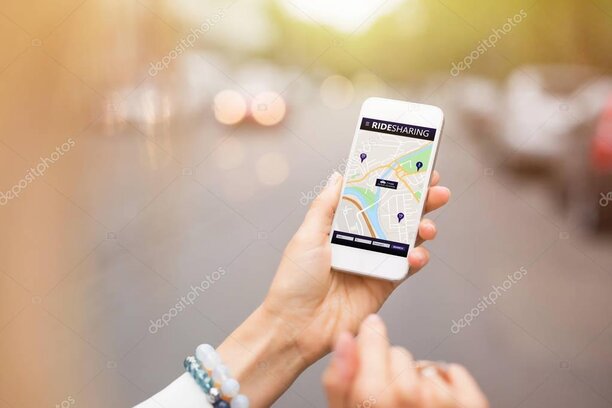 Pasajera usando una app de transporte en su teléfono mientras espera el vehículo