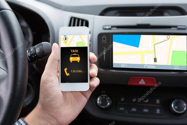 Conductor de transporte revisando la app en su móvil dentro del vehículo